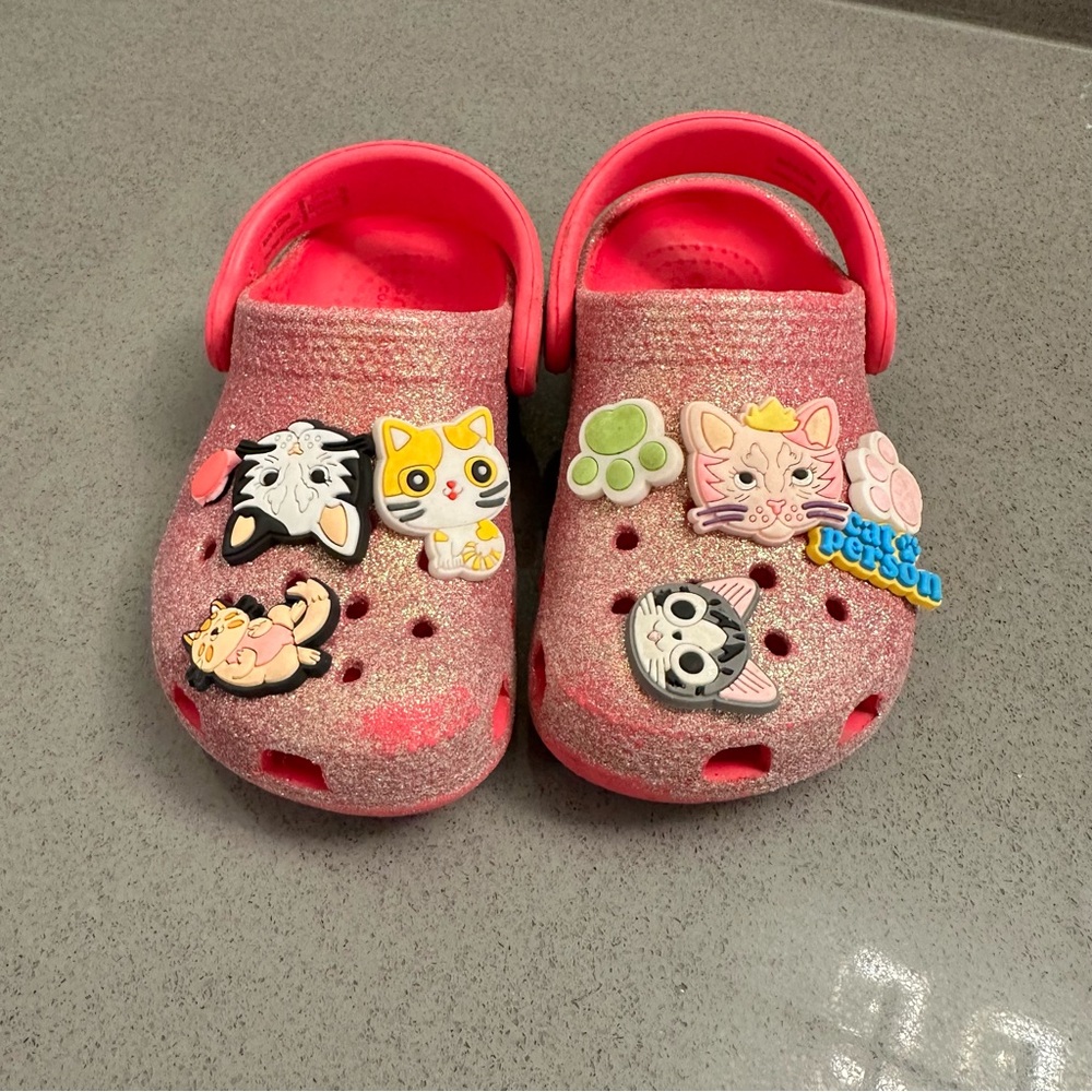 CROCS Kids Pink Glitter Clogs with Cats Charms C7